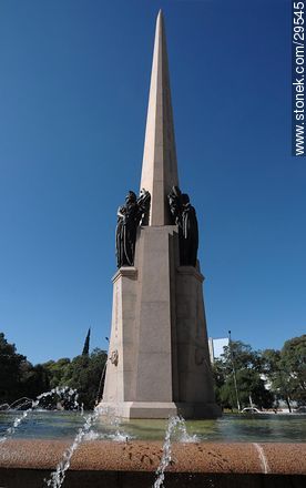 Obelisco en homenaje a los constituyentes de 1830 - Departamento de Montevideo - URUGUAY. Foto No. 29545