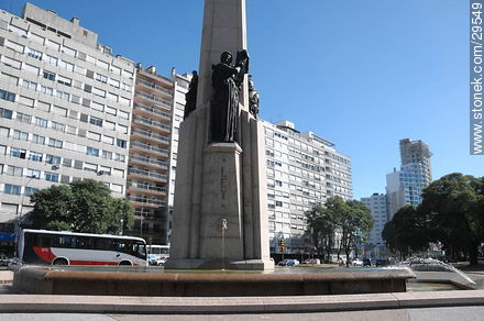 Obelisco a los Constituyentes de 1830. La Ley. Bulevar Artigas - Departamento de Montevideo - URUGUAY. Foto No. 29549