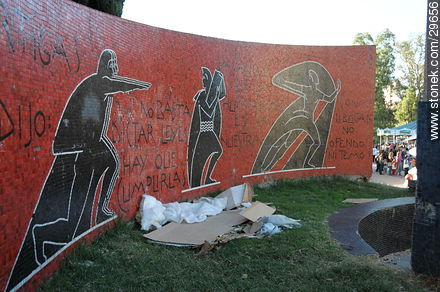 Mural en homenaje a Artigas del Líbano con un lamentable dormitorio ocasional a su frente -  - URUGUAY. Foto No. 29656