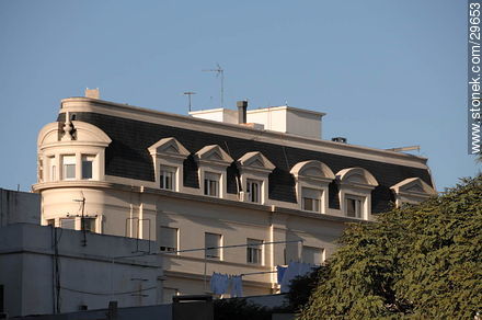 Edificio sobre la calle 21 de Setiembre - Departamento de Montevideo - URUGUAY. Foto No. 29653