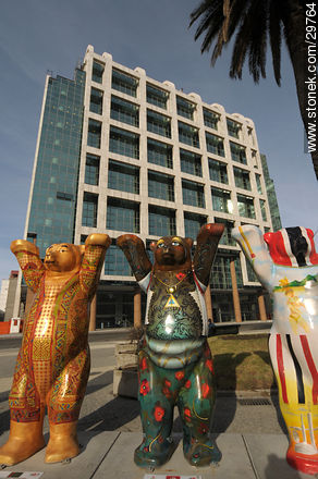 United Buddy Bears by Eva and Klaus Herlitz at Independencia square. Seat of the uruguayan government (2009) - Department of Montevideo - URUGUAY. Photo #29764