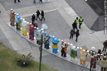 United Buddy Bears by Eva and Klaus Herlitz at Independencia square. - Department of Montevideo - URUGUAY. Photo #29739