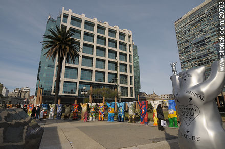 United Buddy Bears-Cultura por la Paz de Eva y Klaus Herlitz en la Plaza Independencia. Sede del gobierno de la República (2009) - Departamento de Montevideo - URUGUAY. Foto No. 29763
