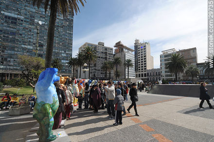 United Buddy Bears by Eva and Klaus Herlitz at Independencia square. - Department of Montevideo - URUGUAY. Photo #29735