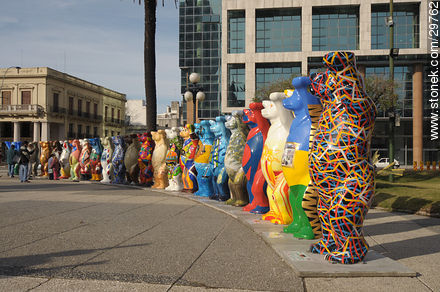 United Buddy Bears by Eva and Klaus Herlitz at Independencia square. - Department of Montevideo - URUGUAY. Photo #29762