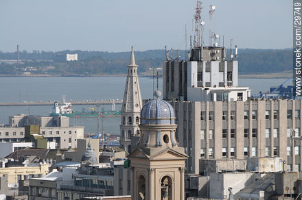 Cúpula de la Catedral Metropolitana y torre de la Parroquia de San Francisco de Asís (El Señor de la Paciencia) - Departamento de Montevideo - URUGUAY. Foto No. 29749