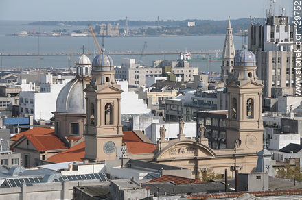 Cúpulas de la Catedral Metropolitana y torre de la parroquia San Francisco de Asis. Al fondo el dique de la Armada en el Cerro - Departamento de Montevideo - URUGUAY. Foto No. 29752