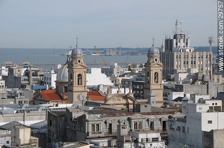 Cúpulas de la Catedral Metropolitana. Al fondo el dique de la Armada en el Cerro - Departamento de Montevideo - URUGUAY. Foto No. 29757