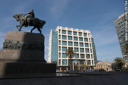 Torre Ejecutiva en la Plaza Independencia - Departamento de Montevideo - URUGUAY. Foto No. 29784