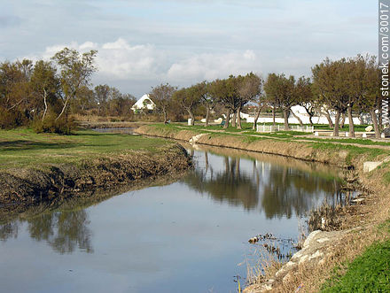 Canal que rodea al Etang del Launes - Región Provenza-Alpes-Costa Azul - FRANCIA. Foto No. 30017
