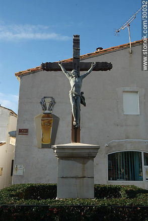 Crucifijo en la plaza Jouse D'Arbaud con el fond de perfume Nadine Palout - Región Provenza-Alpes-Costa Azul - FRANCIA. Foto No. 30032