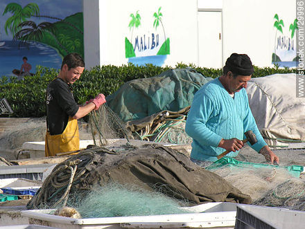 Pescadores aprontando las redes de pesca - Región Provenza-Alpes-Costa Azul - FRANCIA. Foto No. 29996