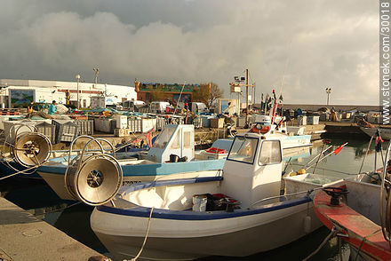 Barcos de pesca en el muelle del puerto - Región Provenza-Alpes-Costa Azul - FRANCIA. Foto No. 30018