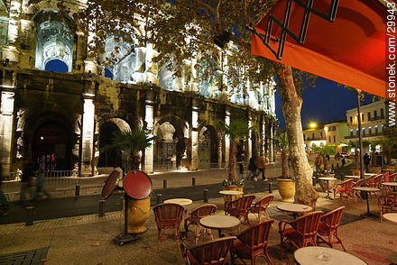 Bar frente a la arena de Nîmes - Región de Languedoc-Rousillon - FRANCIA. Foto No. 29943