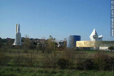Cité de l'Espace en la ciudad de Toulouse desde la autopista A61 (L'Autoroute des Deux Mers) - Región de Midi-Pyrénées - FRANCIA. Foto No. 30120