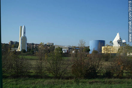 Cité de l'Espace en la ciudad de Toulouse desde la autopista A61 (L'Autoroute des Deux Mers) - Región de Midi-Pyrénées - FRANCIA. Foto No. 30119