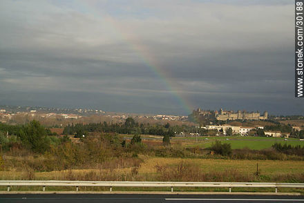 Arco iris sobre Carcassonne desde la autopista A61 E80 - Región de Languedoc-Rousillon - FRANCIA. Foto No. 30161