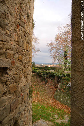 Vista entre las piedras de la muralla - Región de Languedoc-Rousillon - FRANCIA. Foto No. 30231