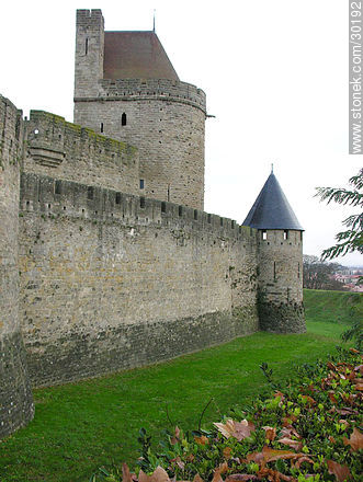 Wall and towers of Carcassonne - Region of Languedoc-Rousillon - FRANCE. Photo #30192