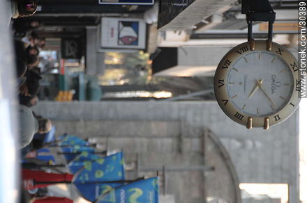 Reloj Omega en la Peatonal Sarandí - Departamento de Montevideo - URUGUAY. Foto No. 30389