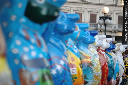 United Buddy Bears by  Eva and Klaus Herlitz at the Independencia square - Department of Montevideo - URUGUAY. Photo #30357