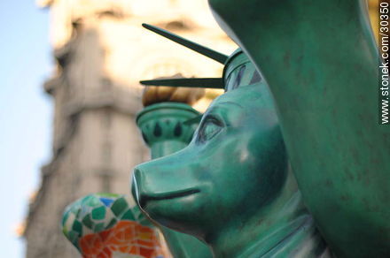El oso estadounidense al estilo de la estatua de la Libertad - Departamento de Montevideo - URUGUAY. Foto No. 30350