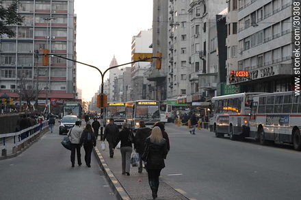 Avenida 18 de Julio en invierno - Departamento de Montevideo - URUGUAY. Foto No. 30308