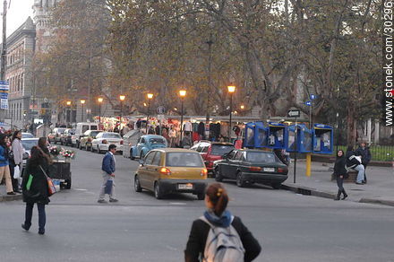 Calle Minas y 18 de Julio - Departamento de Montevideo - URUGUAY. Foto No. 30296