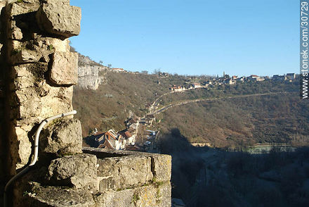 Ducto entre los muros de Rocamadour - Región de Midi-Pyrénées - FRANCIA. Foto No. 30729