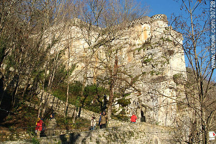 Rocamadour entre los árboles de invierno - Región de Midi-Pyrénées - FRANCIA. Foto No. 30728