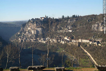 Rocamadour en el departamento Lot de la región Midi-Pyrenée. Montaña del Causse por el río Alzou. - Región de Midi-Pyrénées - FRANCIA. Foto No. 30706