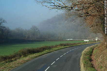 Ruta angosta en el valle Ruisseau L'Alzou. Ruta D673 - Región de Midi-Pyrénées - FRANCIA. Foto No. 30809