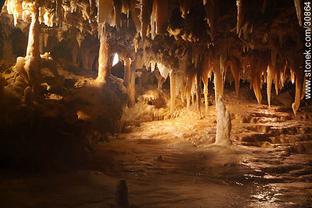 Stalagtites and stalagmites in the grout of the Grand Roc. Eyzies-de-Tayac-Sireuil. - Region of Aquitaine - FRANCE. Photo #30864