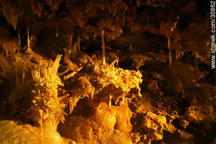 Estalactitas y estalagmitas en la gruta de la Gran Roca. Eyzies-de-Tayac-Sireuil - Aquitania - FRANCIA. Foto No. 30862
