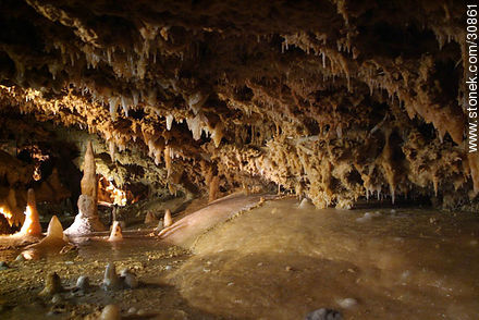 Estalactitas y estalagmitas en la gruta de la Gran Roca. Eyzies-de-Tayac-Sireuil - Aquitania - FRANCIA. Foto No. 30861