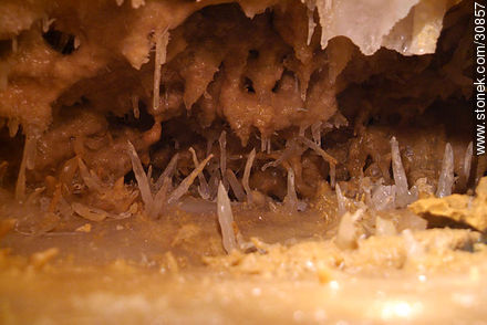 Estalactitas y estalagmitas en la gruta de la Gran Roca. Eyzies-de-Tayac-Sireuil - Aquitania - FRANCIA. Foto No. 30857