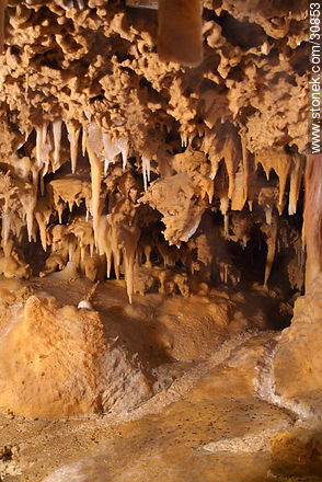 Stalagtites and stalagmites in the grout of the Grand Roc. - Region of Aquitaine - FRANCE. Photo #30853
