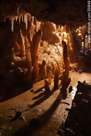 Estalactitas y estalagmitas en la gruta de la Gran Roca. Eyzies-de-Tayac-Sireuil - Aquitania - FRANCIA. Foto No. 30848