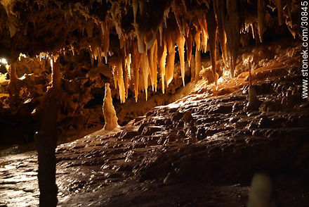 Estalactitas y estalagmitas en la gruta de la Gran Roca. Eyzies-de-Tayac-Sireuil - Aquitania - FRANCIA. Foto No. 30845