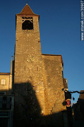 Torre con reloj en Belvès, ciudad del siglo XI. Oficina de turismo. - Aquitania - FRANCIA. Foto No. 30907