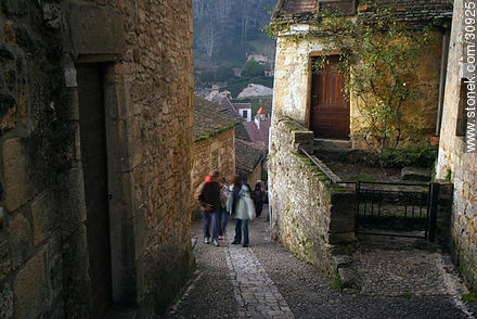 Turistas en Beynac-et-Cazenac. - Aquitania - FRANCIA. Foto No. 30925