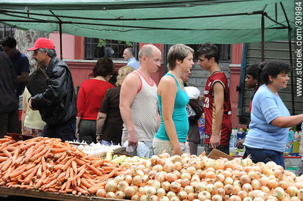 Feria de Tristán Narvaja. Cebollas y zanahorias. - Departamento de Montevideo - URUGUAY. Foto No. 30984