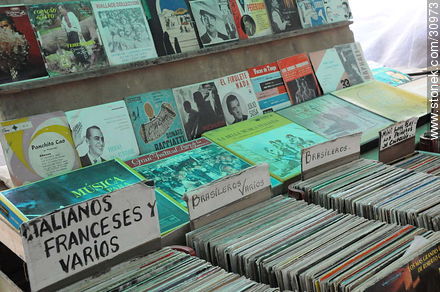 Feria de Tristán Narvaja. Discos de pasta. - Departamento de Montevideo - URUGUAY. Foto No. 30973