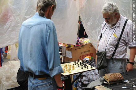 Feria de Tristán Narvaja. Feriantes al ajedrez. - Departamento de Montevideo - URUGUAY. Foto No. 31027