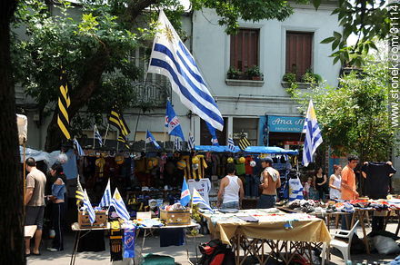 Tristan Narvaja market fair. Uruguayan flags. - Department of Montevideo - URUGUAY. Photo #31114