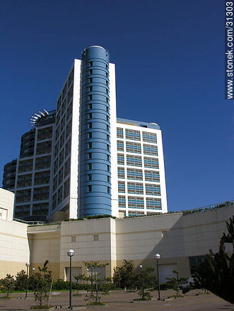 Vista posterior del hotel Conrad - Punta del Este y balnearios cercanos - URUGUAY. Foto No. 31303
