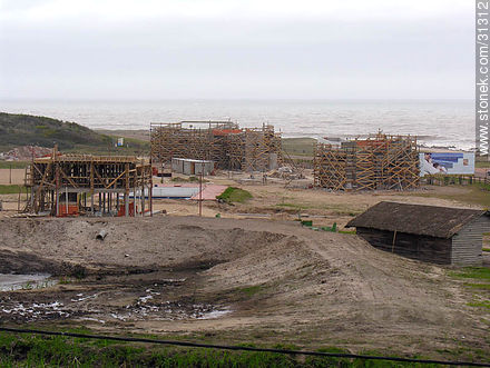 Building houses in Manantiales (2005) - Punta del Este and its near resorts - URUGUAY. Photo #31312