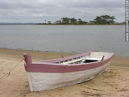Bote en el arroyo Maldonado - Punta del Este y balnearios cercanos - URUGUAY. Foto No. 31324