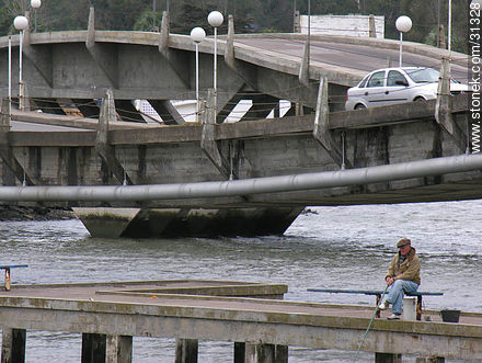Anciano pescando próximo al puente de La Barra. - Punta del Este y balnearios cercanos - URUGUAY. Foto No. 31328