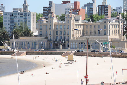 Playa Ramírez y el edificio Mercosur - Departamento de Montevideo - URUGUAY. Foto No. 31514